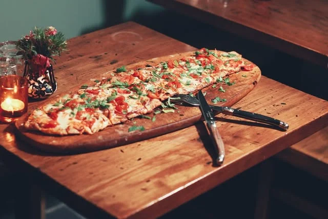 Une pide découpée et son fromage filant