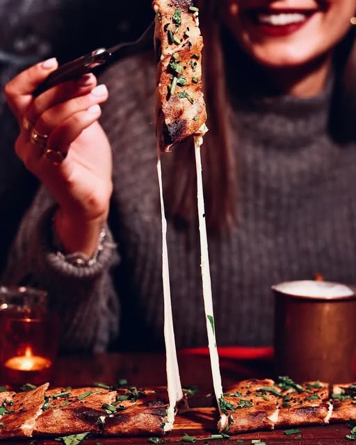 Une cliente déguste une pide au fromage fondant