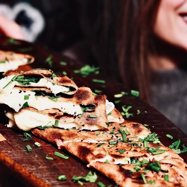 Pide fermée et fromage fondant, prête à être partagée
