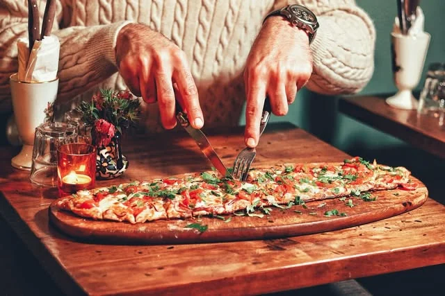 Une pide découpée à table, le plaisir du partage