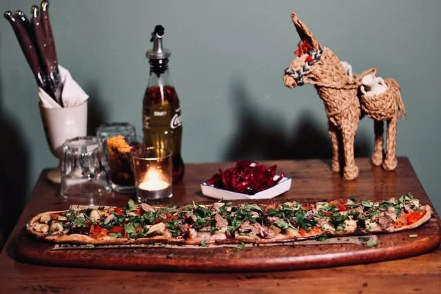 Une pide garnie et une ambiance chaleureuse à table